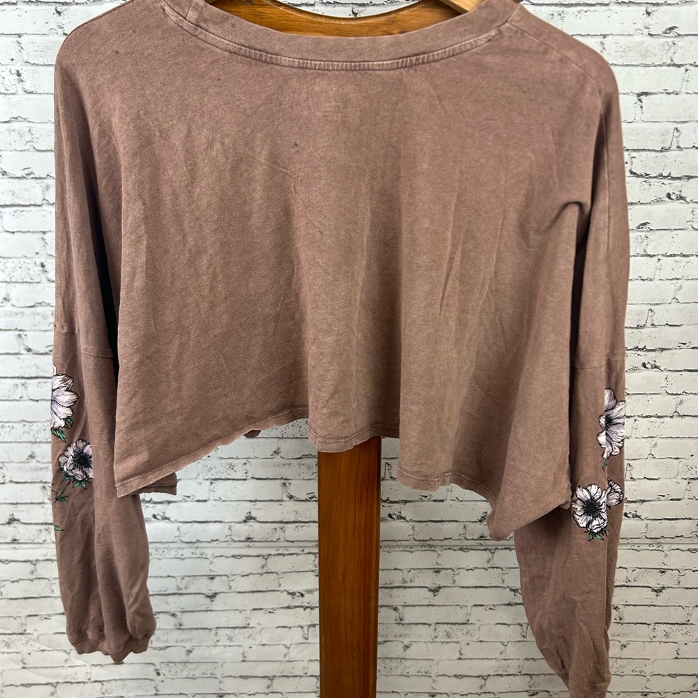 American Eagle | Floral Brown Soft and Cute Crop Top Flowers on sleeves size XS